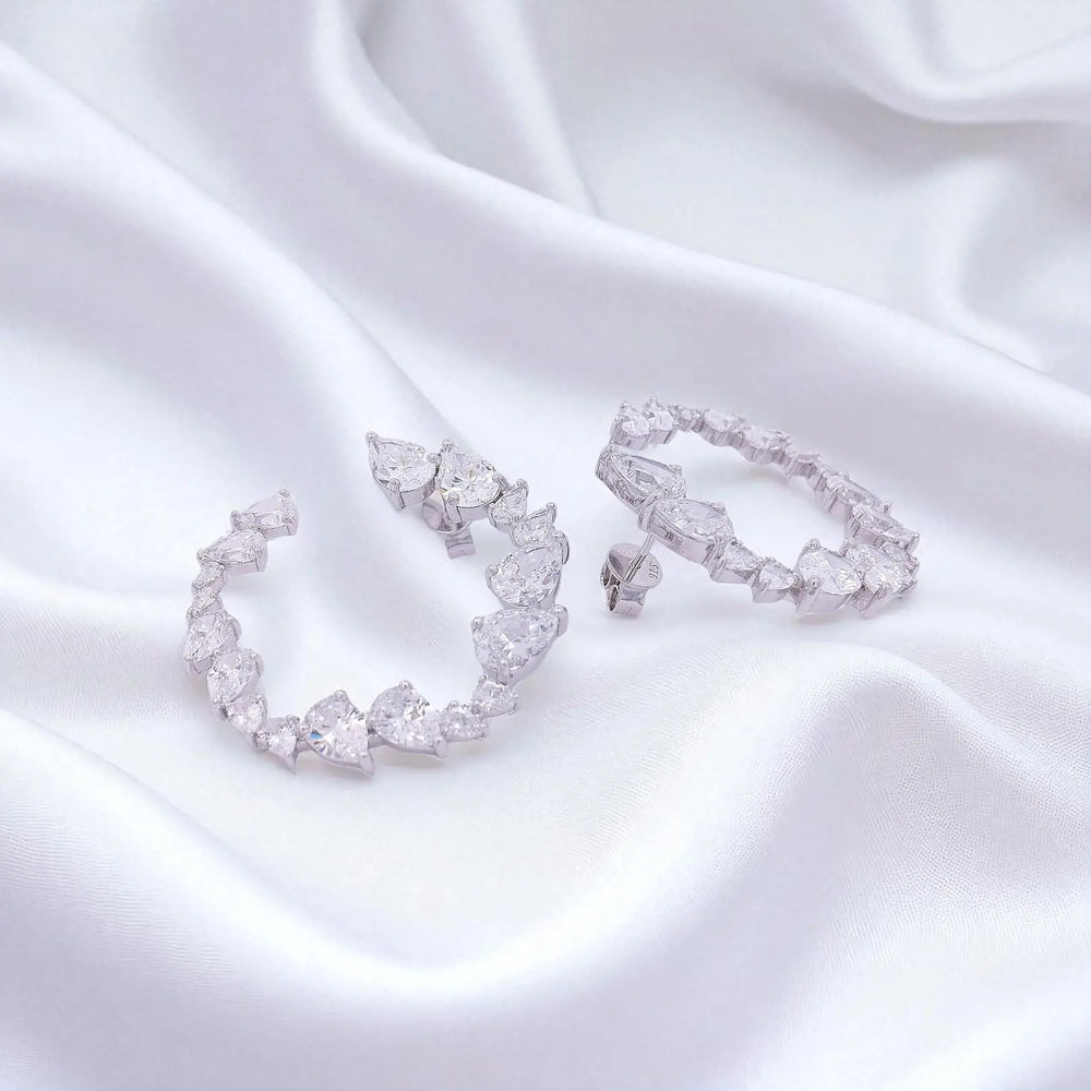 
                      
                        Zilveren fantasie cirkel oorbellen met witte zirkonia stenen  Victoria Valenza
                      
                    