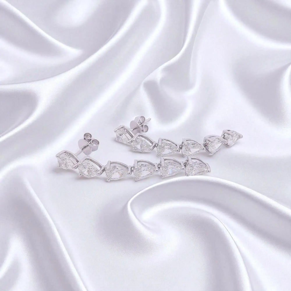 
                      
                        Zilveren lange oorbellen met peervormige zirkonia stenen  Victoria Valenza
                      
                    