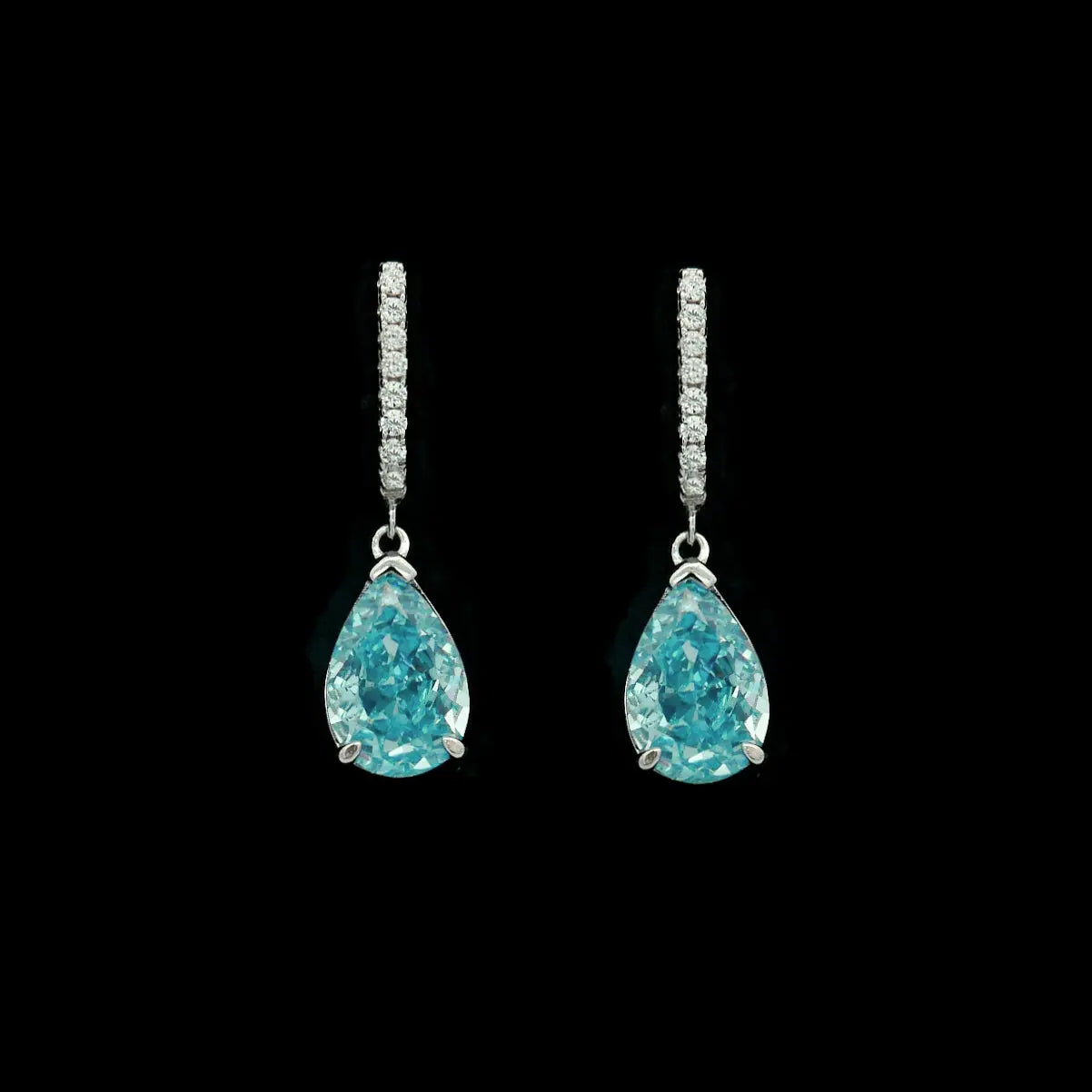Zilveren oorbellen met peervormige lichtblauwe zirkonia stenen  Victoria Valenza