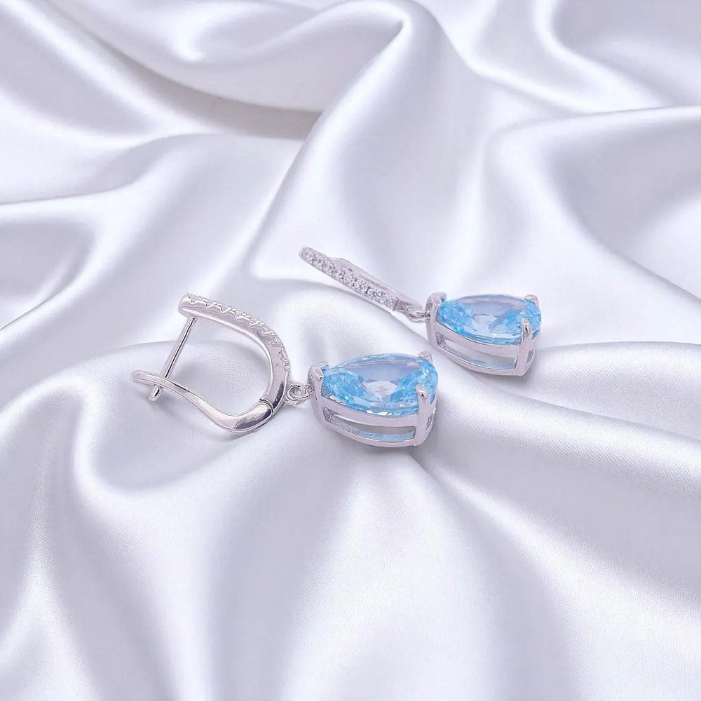 
                      
                        Zilveren oorbellen met peervormige lichtblauwe zirkonia stenen  Victoria Valenza
                      
                    