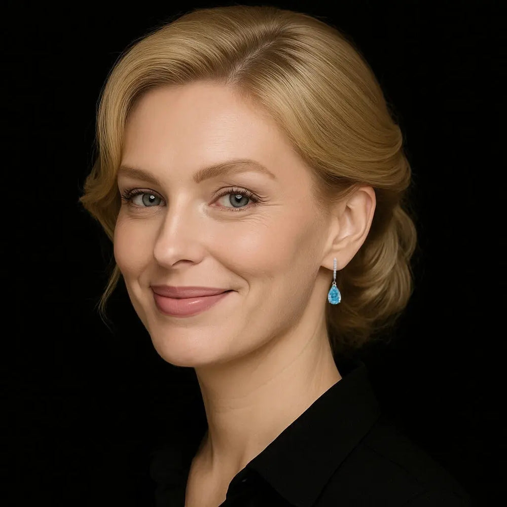 Zilveren oorbellen met peervormige lichtblauwe zirkonia stenen  Victoria Valenza