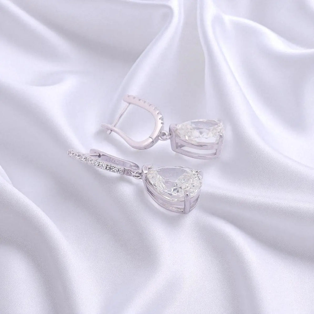 
                      
                        Zilveren oorbellen met peervormige zirkonia stenen  Victoria Valenza
                      
                    