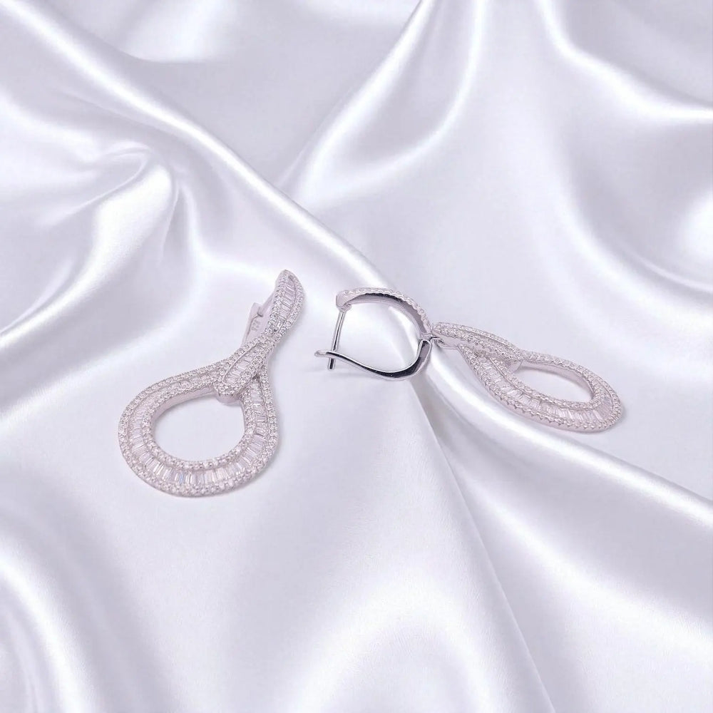 
                      
                        Zilveren druppel oorbellen met baquette zirkonia stenen  Victoria Valenza
                      
                    