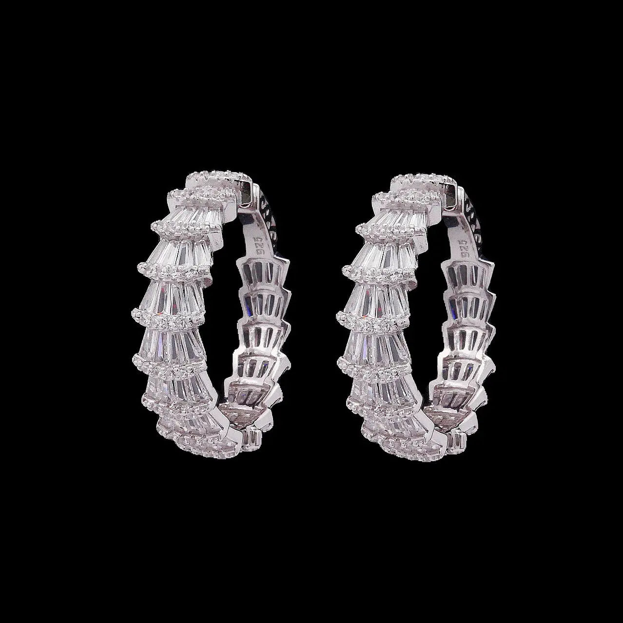 Zilveren creolen rondom bezet met trapezium zirkonia stenen  Victoria Valenza