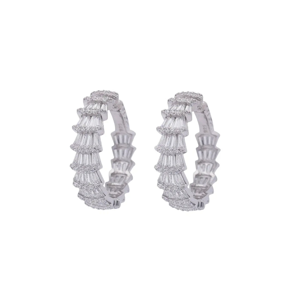 
                      
                        Zilveren creolen rondom bezet met trapezium zirkonia stenen  Victoria Valenza
                      
                    