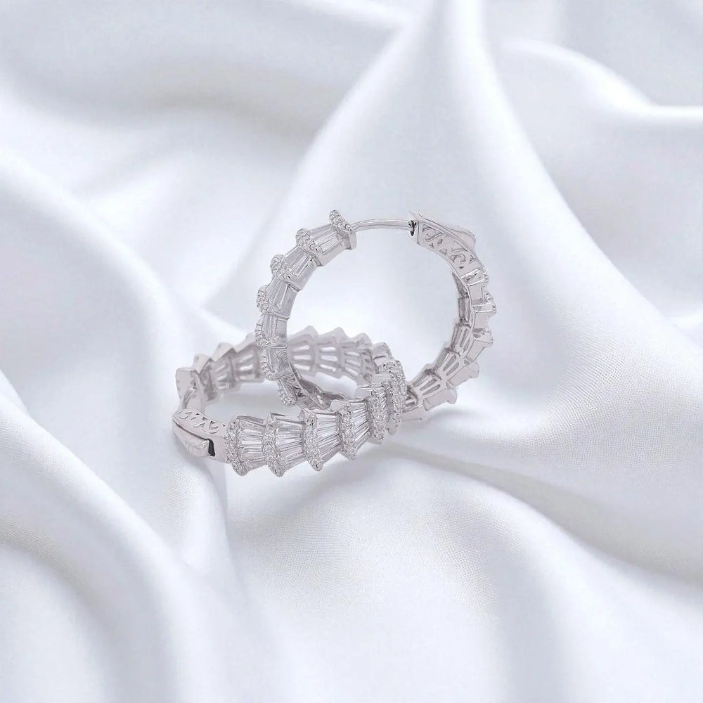 
                      
                        Zilveren creolen rondom bezet met trapezium zirkonia stenen  Victoria Valenza
                      
                    