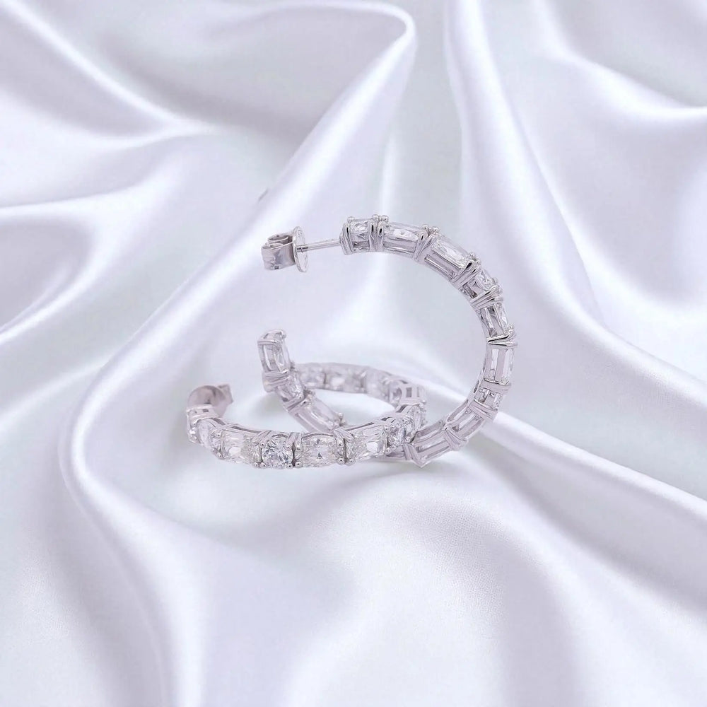 
                      
                        Zilveren creolen met ronde, rechthoekige en ovale zirkonia stenen  Victoria Valenza
                      
                    