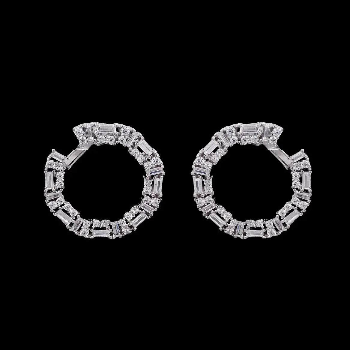 Zilveren fantasie cirkel oorbellen met baquette zirkonia stenen  Victoria Valenza