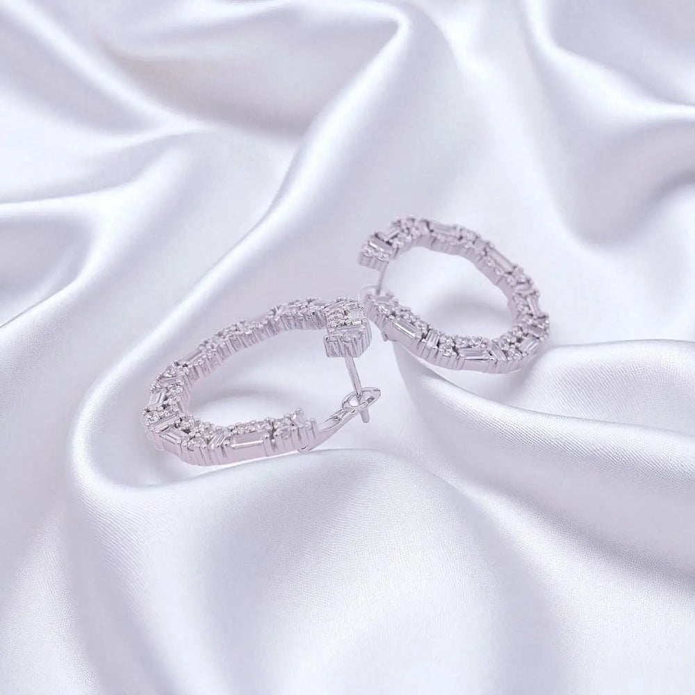 
                      
                        Zilveren fantasie cirkel oorbellen met baquette zirkonia stenen  Victoria Valenza
                      
                    