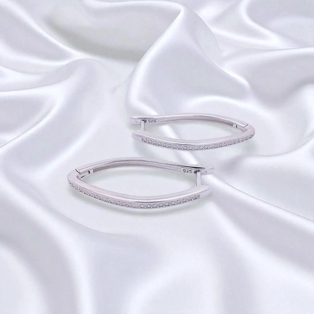 
                      
                        Zilveren markiesvormige oorbellen met zirkonia stenen  Victoria Valenza
                      
                    