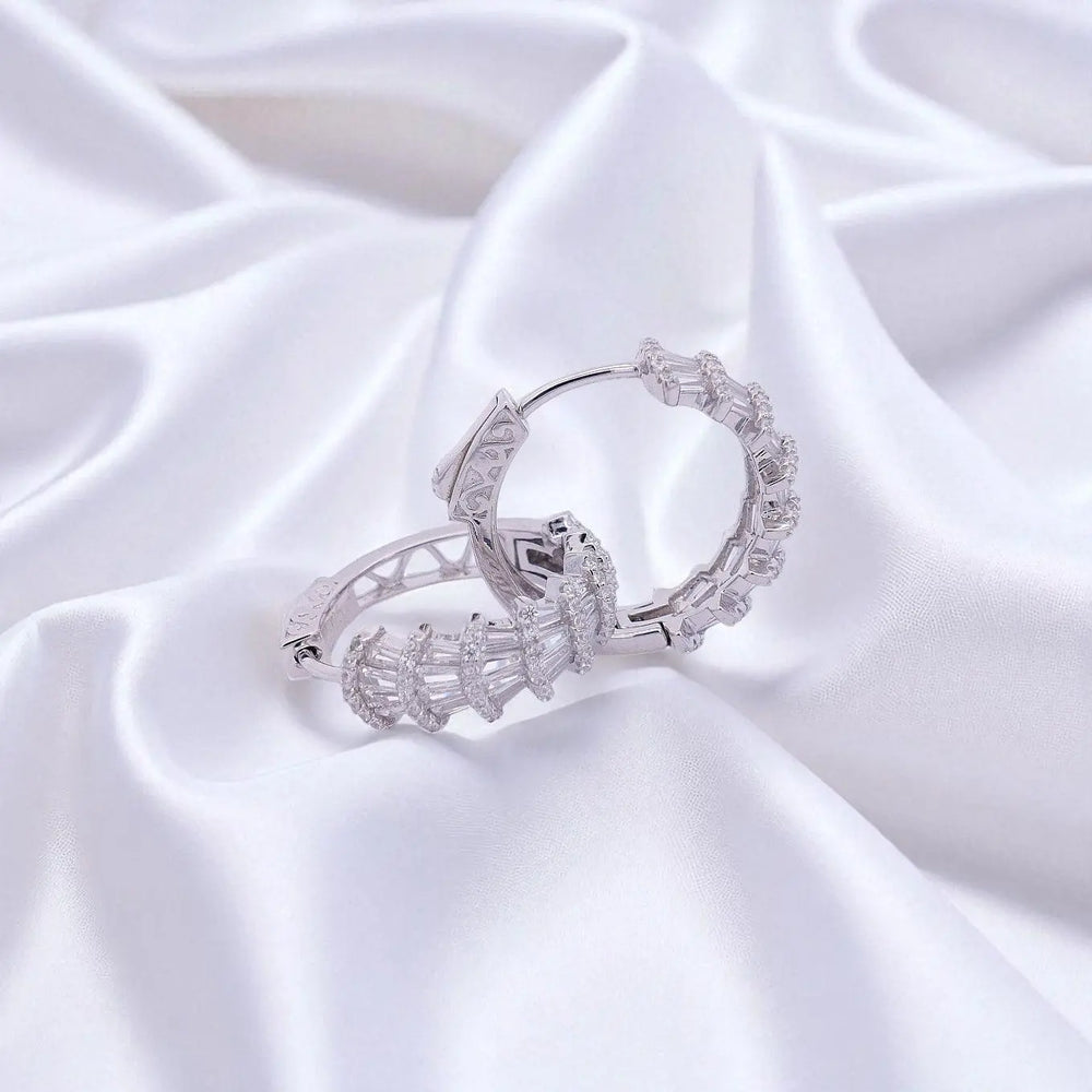 
                      
                        Zilveren creolen met trapezium zirkonia stenen  Victoria Valenza
                      
                    