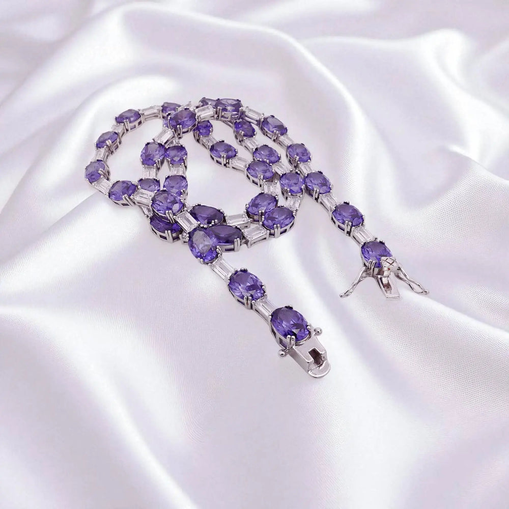 
                      
                        Zilveren collier met tanzanietkleurige zirkonia stenen  Victoria Valenza
                      
                    