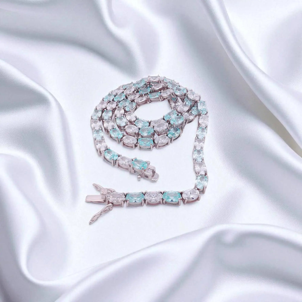 
                      
                        Zilveren collier met aquamarijnkleurige zirkonia stenen  Victoria Valenza
                      
                    