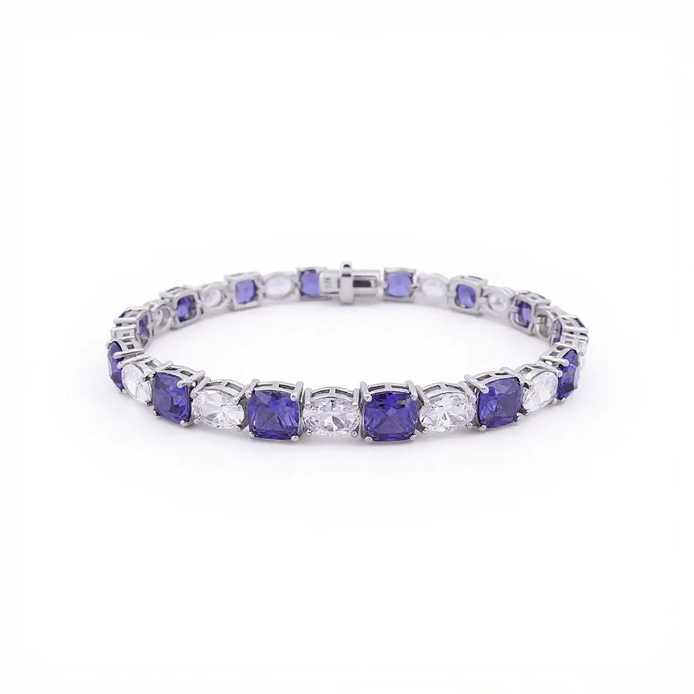 
                      
                        Zilveren armband met cushion tanzanietkleurige zirkonia stenen  Victoria Valenza
                      
                    