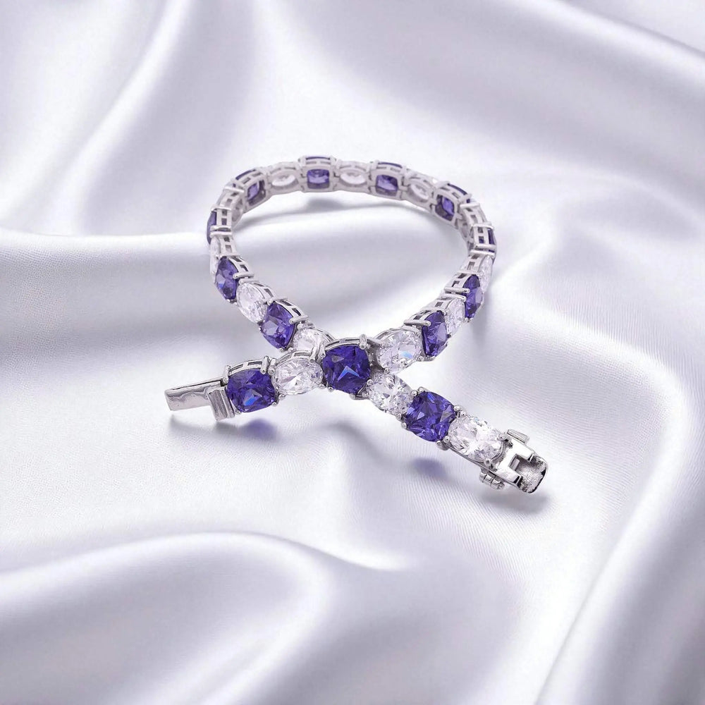 
                      
                        Zilveren armband met cushion tanzanietkleurige zirkonia stenen  Victoria Valenza
                      
                    