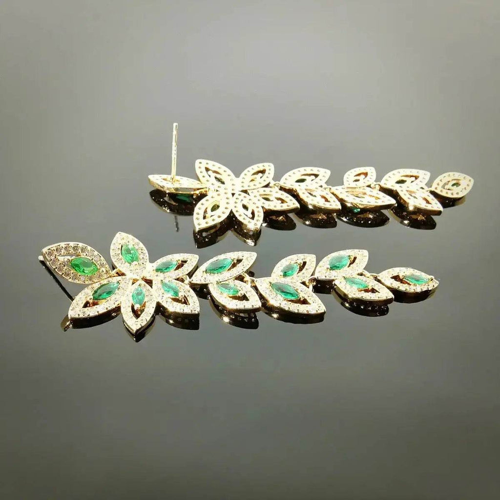 Goudkleurige bladvormige oorbellen met groene zirkonia's - Victoria Valenza