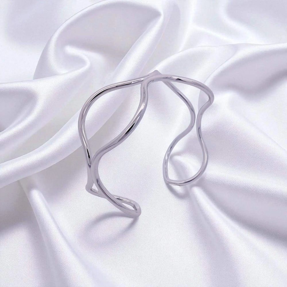 
                      
                        Zilverkleurige open design armband  Victoria Valenza
                      
                    