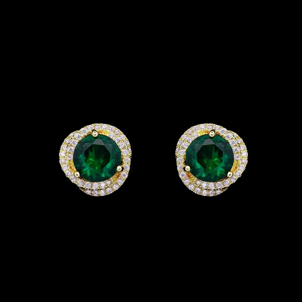 Goudkleurige entourage oorbellen met clipsen en groene zirkonia stenen  Victoria Valenza