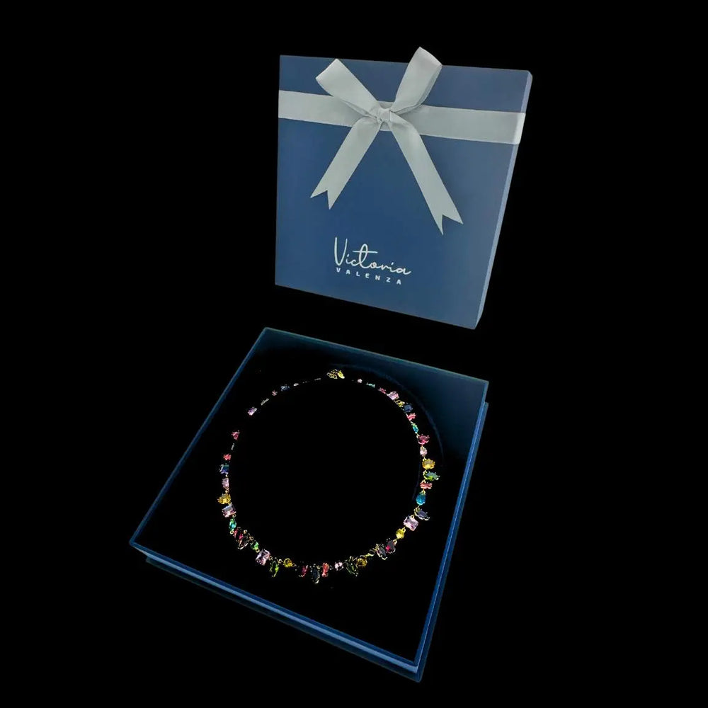 
                      
                        Goudkleurige collier met multicolor zirkonia stenen  Victoria Valenza
                      
                    