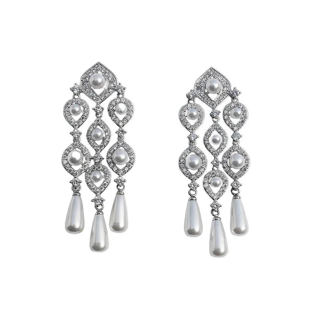 
                      
                        Zilverkleurige chandelier oorhangers met parels en zirkonia's - Victoria Valenza
                      
                    