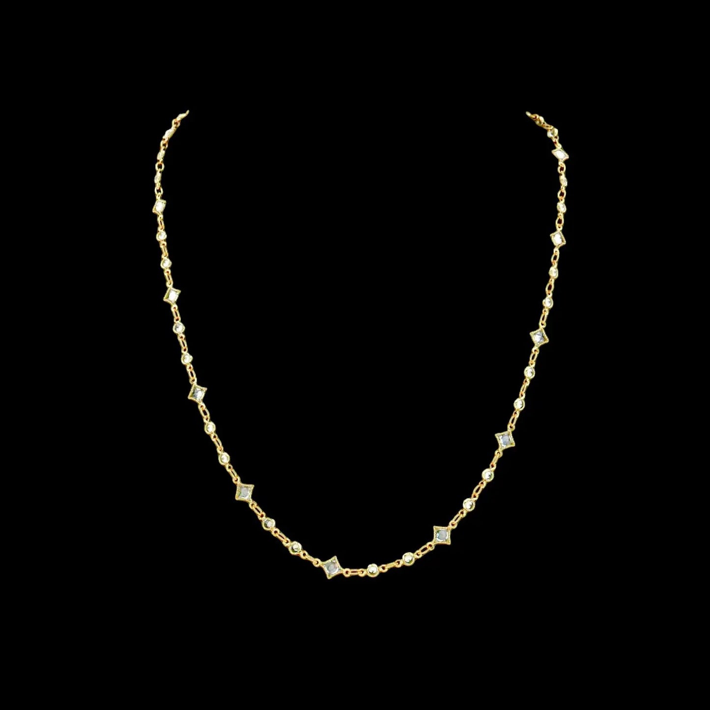 Goudkleurige fijne collier met zirkonia stenen  Victoria Valenza