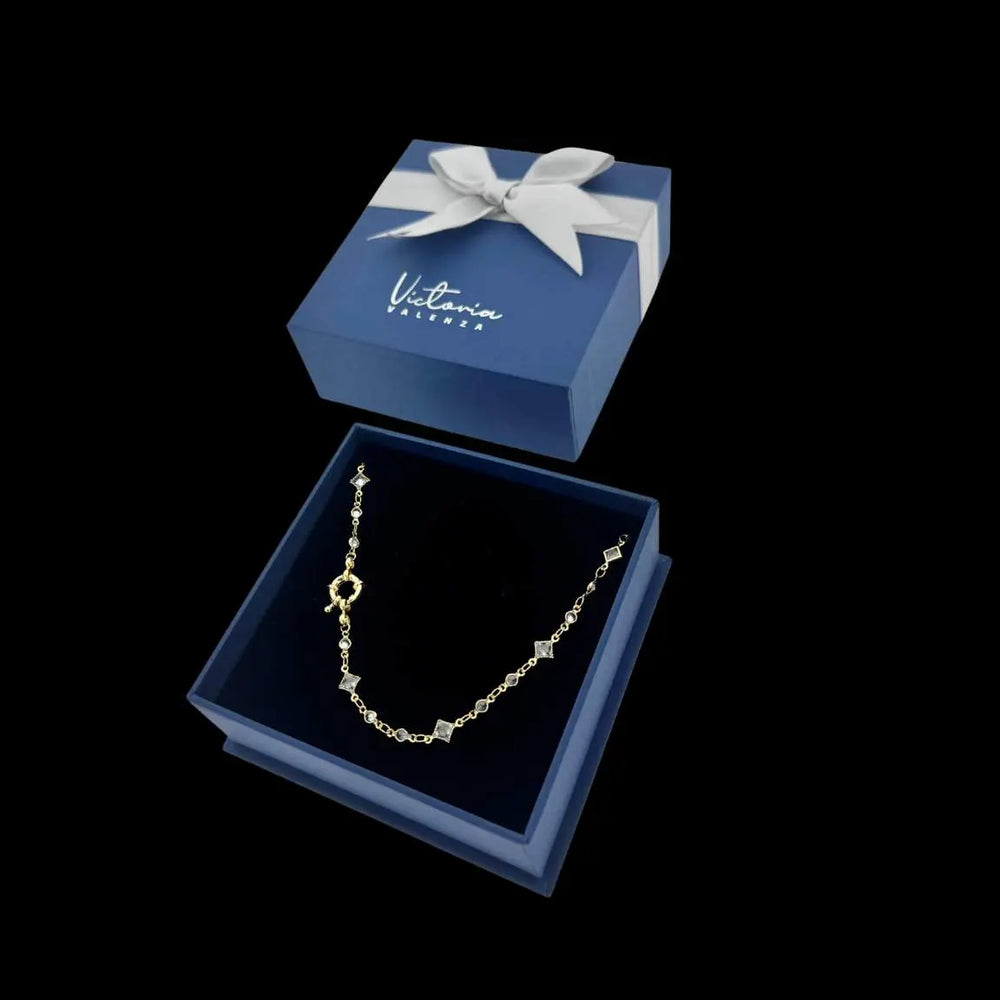 
                      
                        Goudkleurige fijne collier met zirkonia stenen  Victoria Valenza
                      
                    