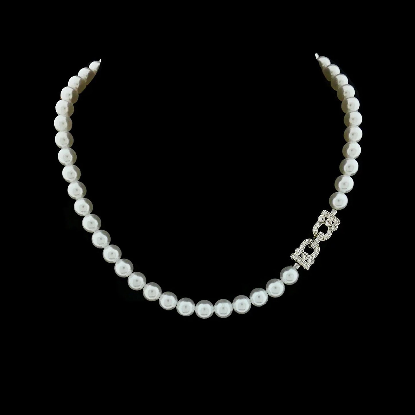 Victoria parelcollier met een zilverkleurige slot met zirkonia stenen  Victoria Valenza