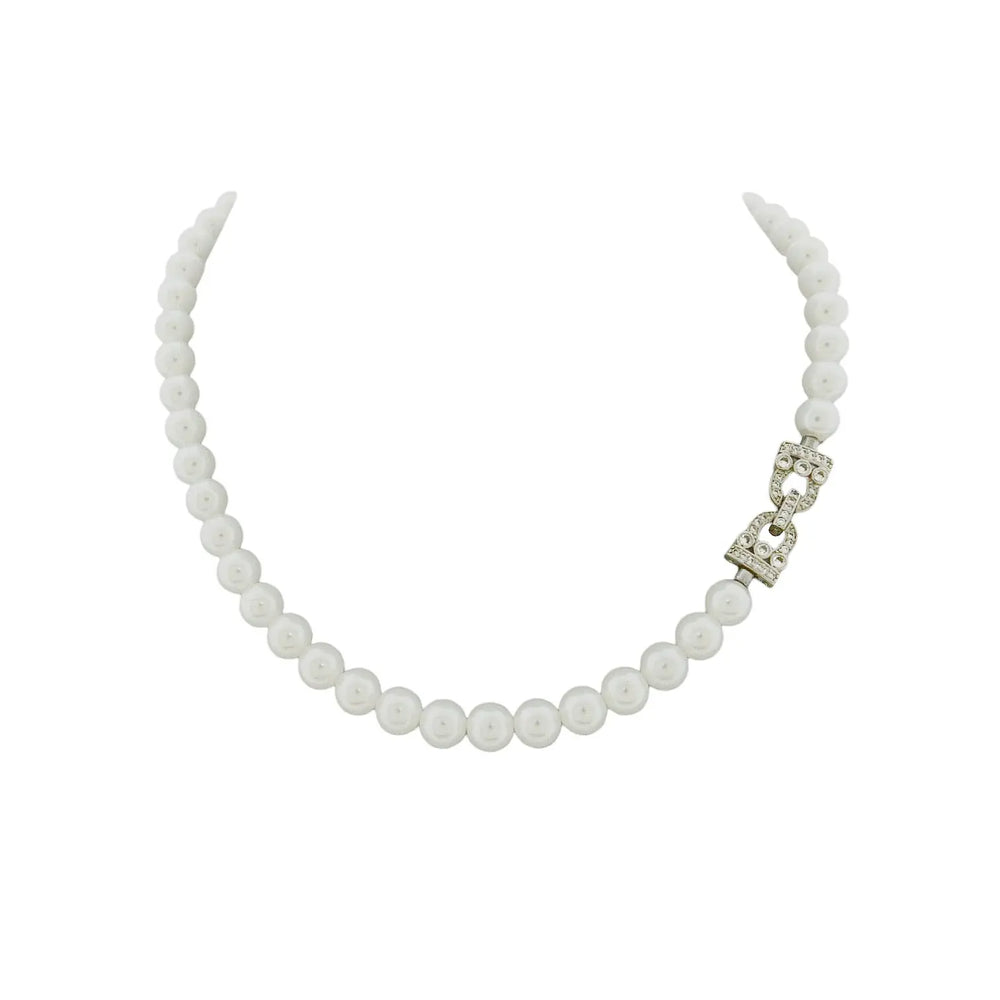 
                      
                        Victoria parelcollier met een zilverkleurige slot met zirkonia stenen  Victoria Valenza
                      
                    