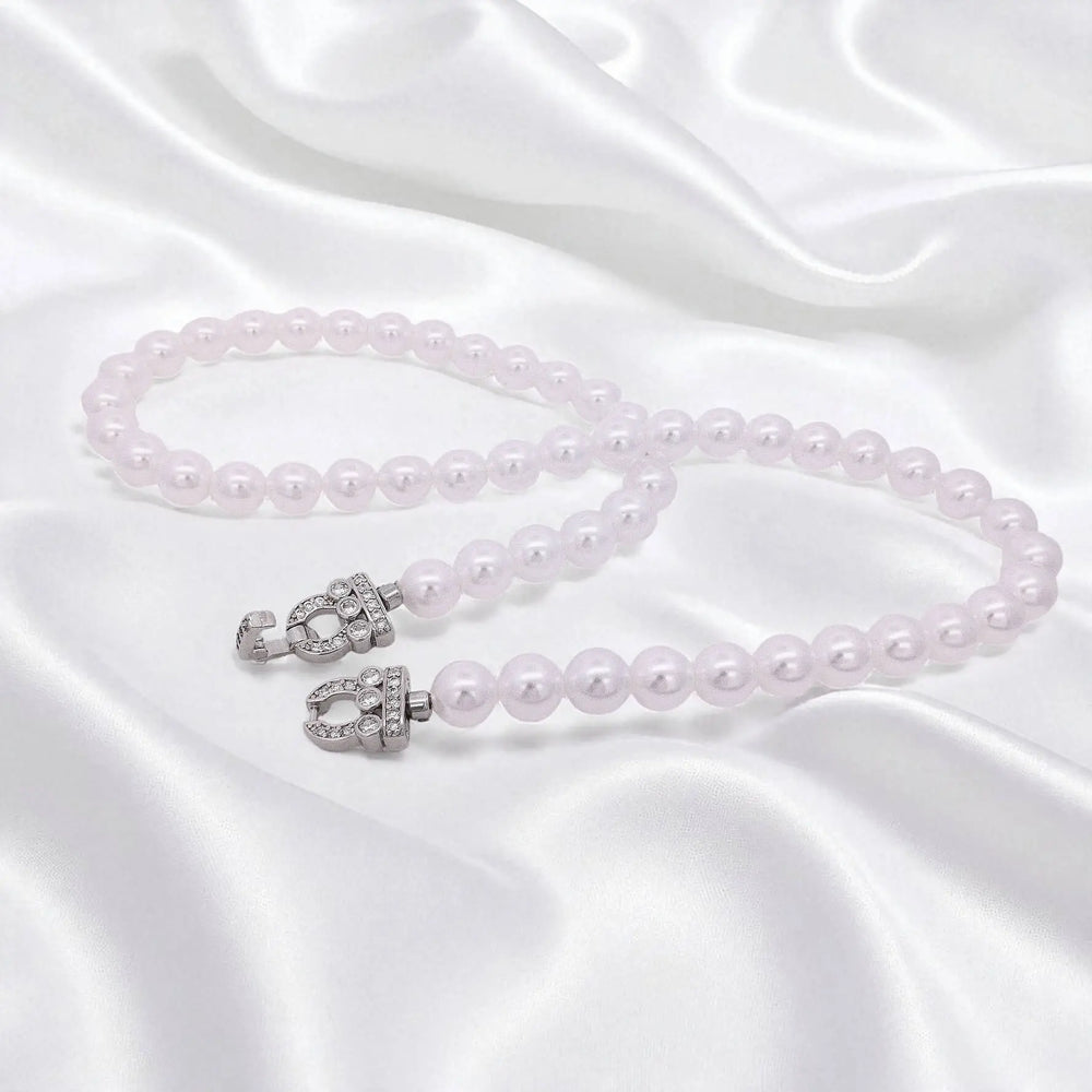 
                      
                        Victoria parelcollier met een zilverkleurige slot met zirkonia stenen  Victoria Valenza
                      
                    