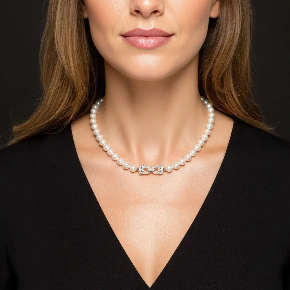 Victoria parelcollier met een zilverkleurige slot met zirkonia stenen  Victoria Valenza