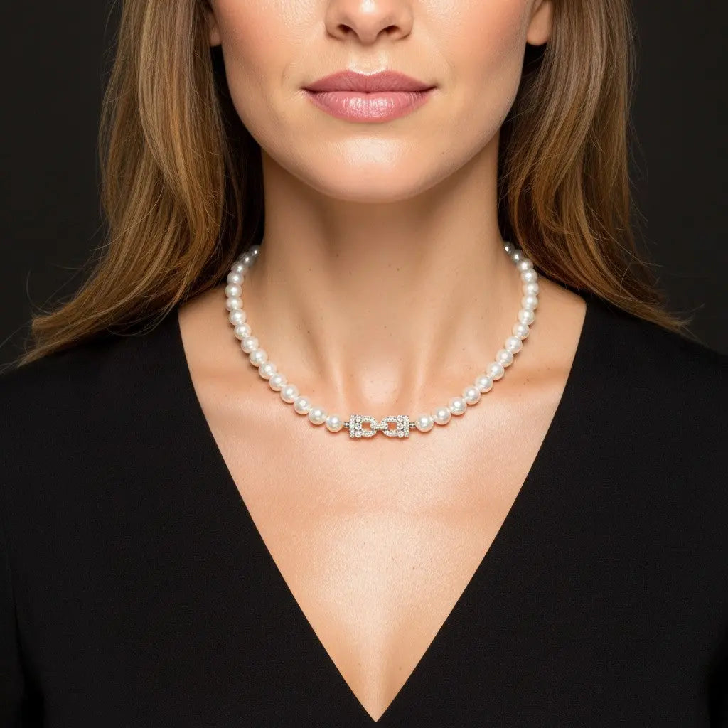Victoria parelcollier met een zilverkleurige slot met zirkonia stenen  Victoria Valenza