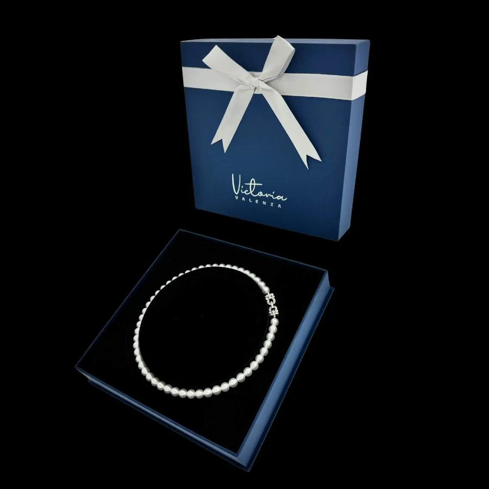 
                      
                        Victoria parelcollier met een zilverkleurige slot met zirkonia stenen  Victoria Valenza
                      
                    