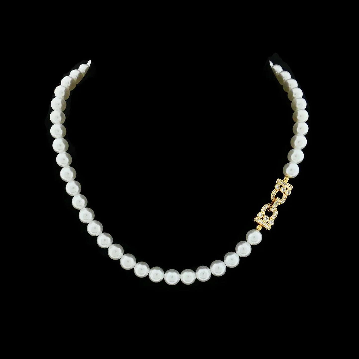 Victoria parelcollier met een goudkleurige slot met zirkonia stenen  Victoria Valenza