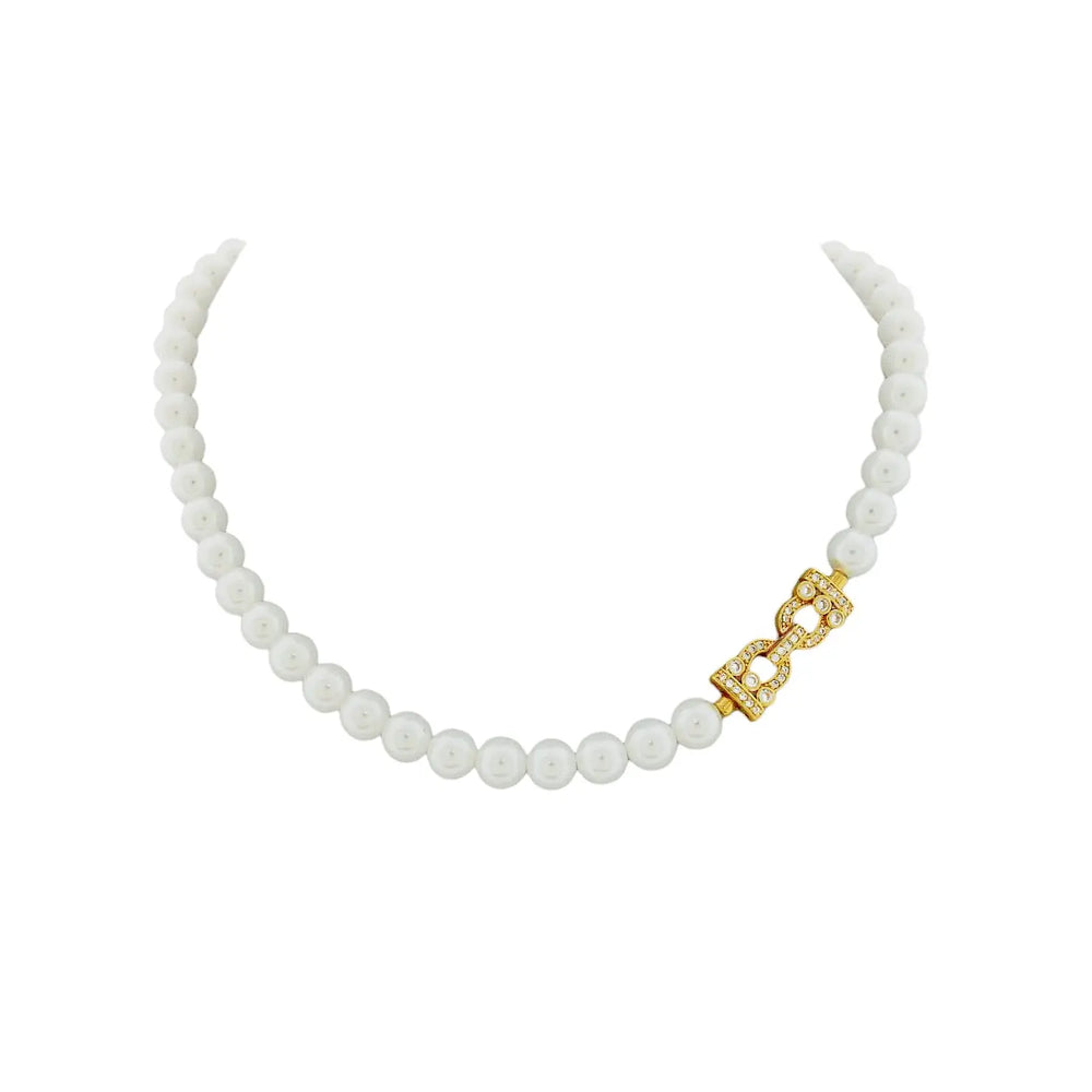 
                      
                        Victoria parelcollier met een goudkleurige slot met zirkonia stenen  Victoria Valenza
                      
                    
