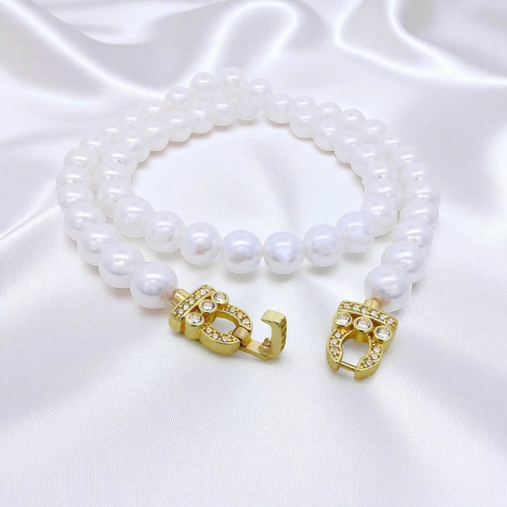 
                      
                        Victoria parelcollier met een goudkleurige slot met zirkonia stenen  Victoria Valenza
                      
                    