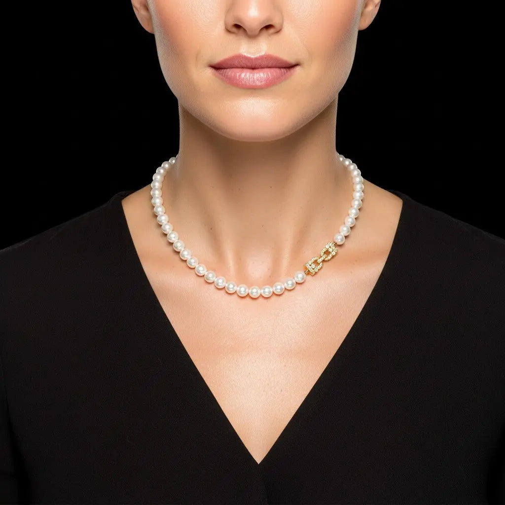 Victoria parelcollier met een goudkleurige slot met zirkonia stenen  Victoria Valenza