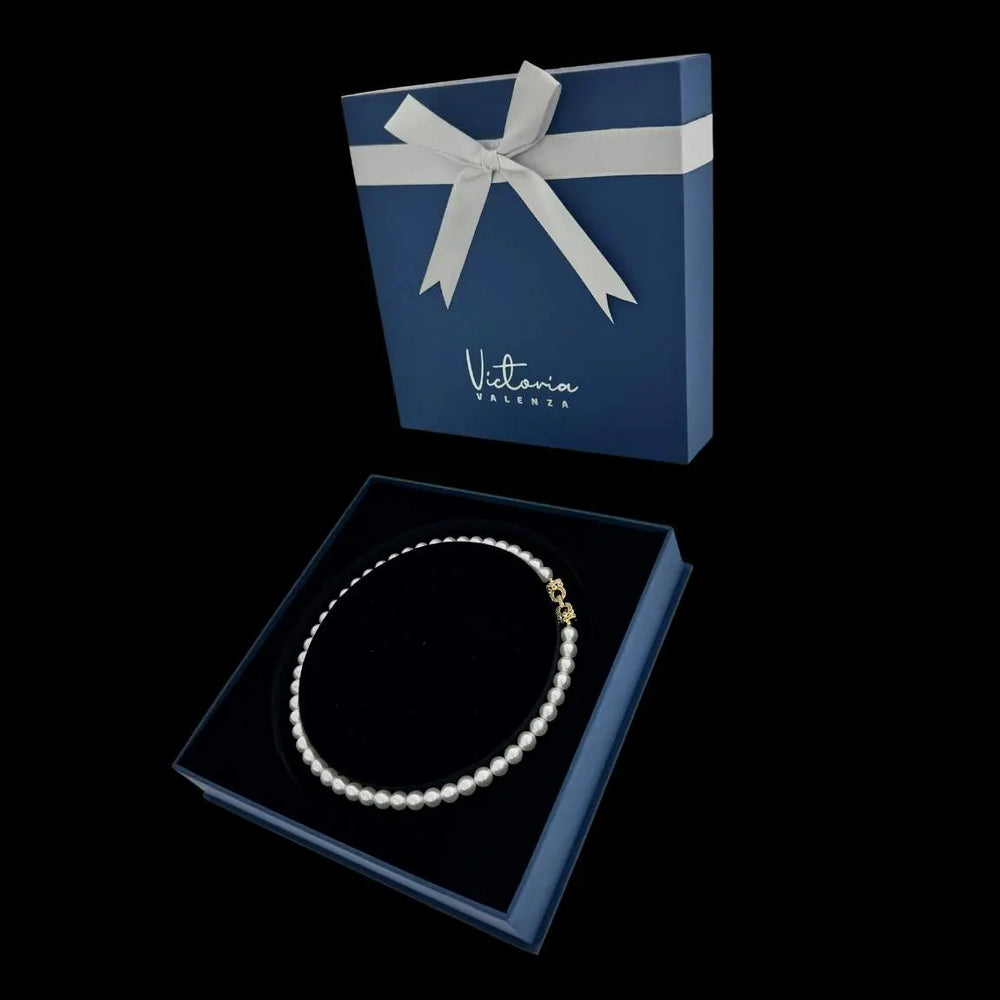 
                      
                        Victoria parelcollier met een goudkleurige slot met zirkonia stenen  Victoria Valenza
                      
                    