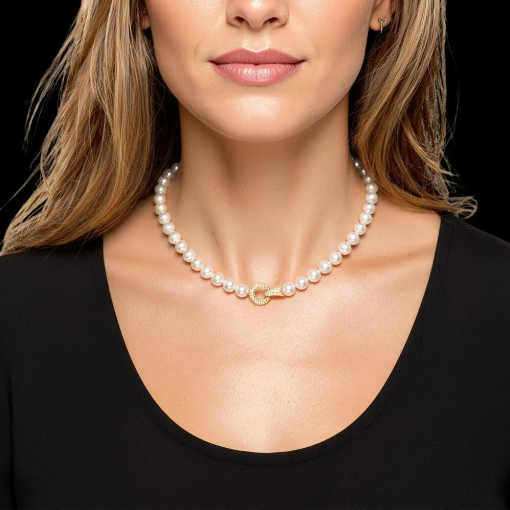 Charlotte parelcollier met een goudkleurige slot met zirkonia stenen  Victoria Valenza
