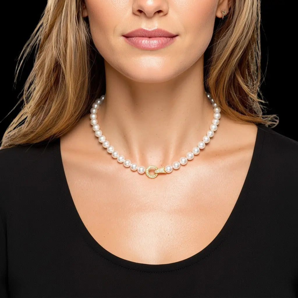 Charlotte parelcollier met een goudkleurige slot met zirkonia stenen  Victoria Valenza