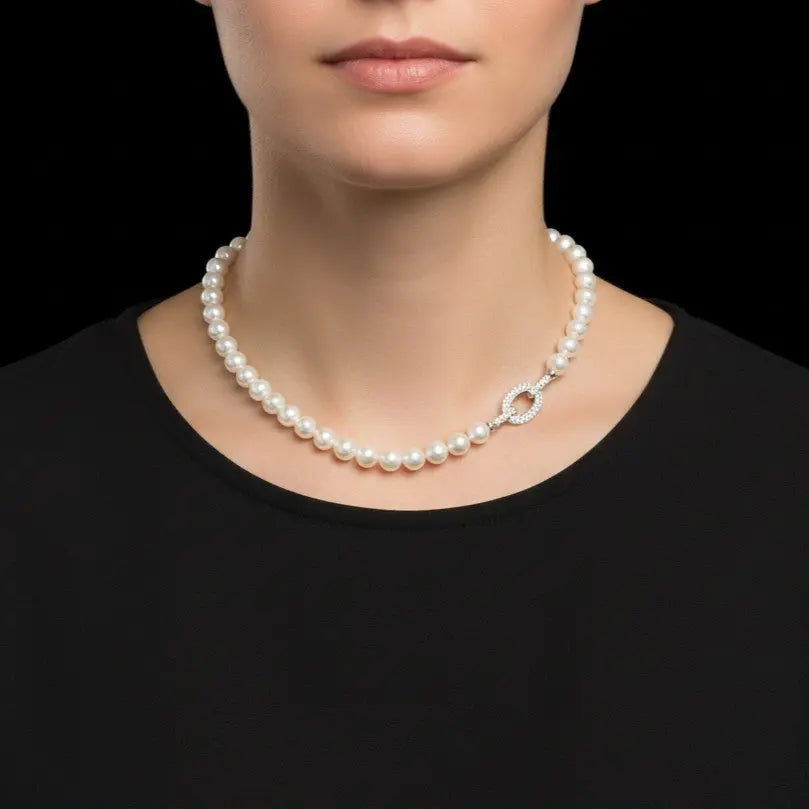 Letizia parelcollier met een zilverkleurige slot met zirkonia stenen  Victoria Valenza
