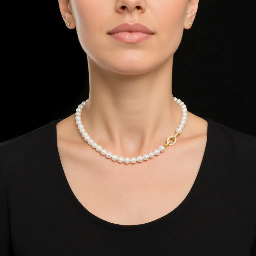 Letizia parelcollier met een goudkleurige slot met zirkonia stenen  Victoria Valenza