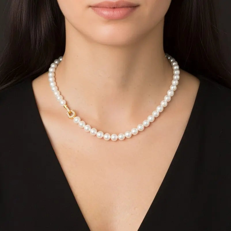 Alexandra parelcollier met een goudkleurige slot met zirkonia stenen  Victoria Valenza