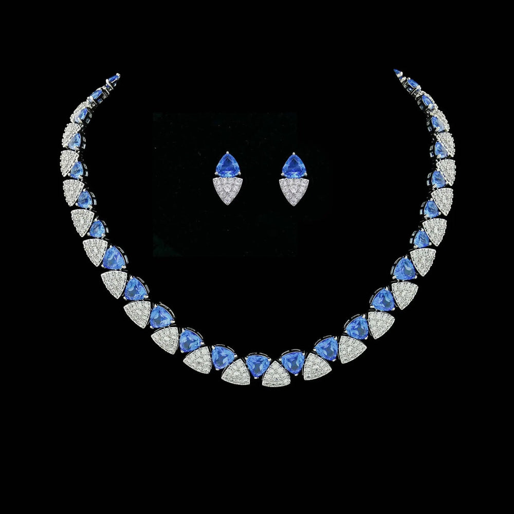 Zilverkleurige collier en oorbellen met blauwe zirkonia stenen  Victoria Valenza