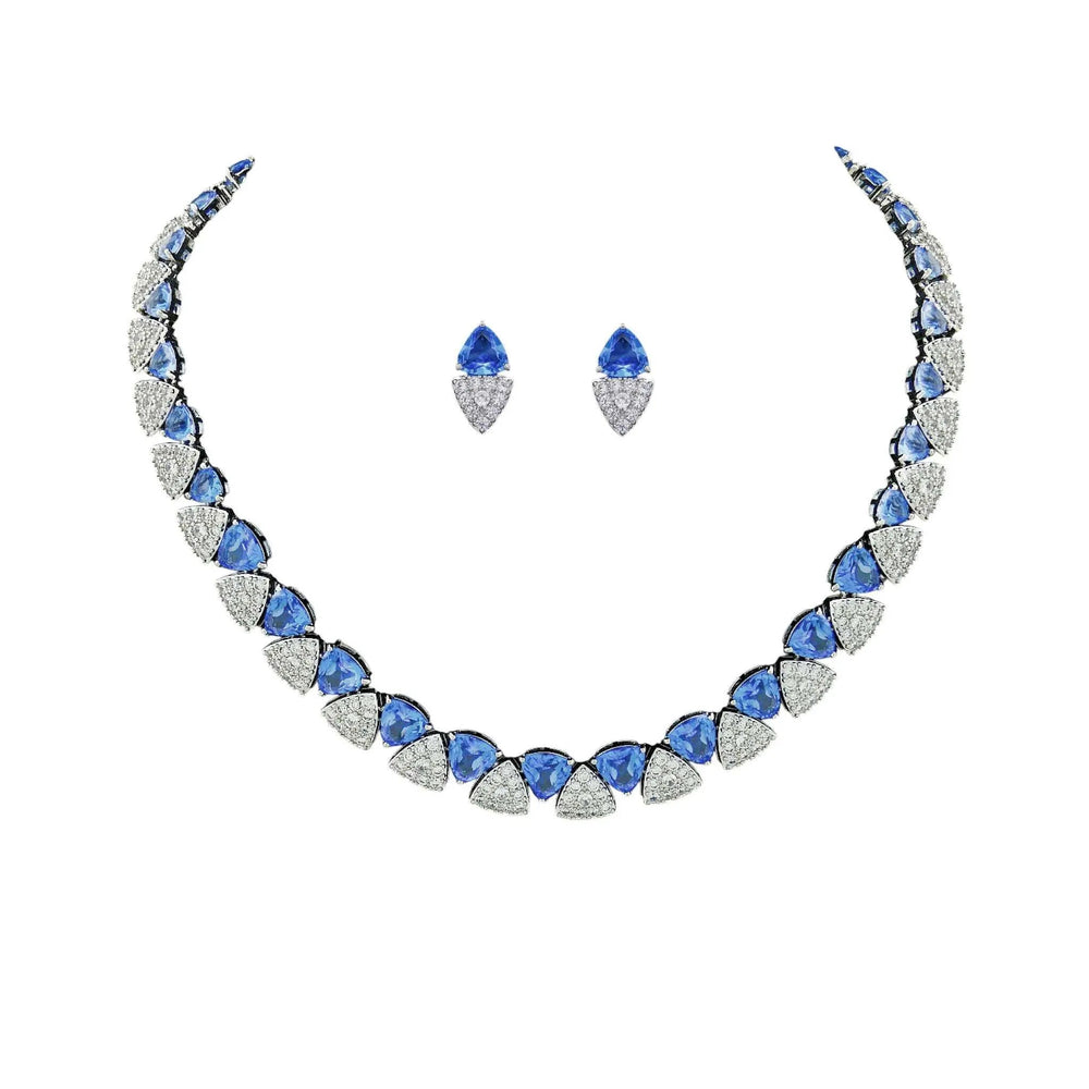 
                      
                        Zilverkleurige collier en oorbellen met blauwe zirkonia stenen  Victoria Valenza
                      
                    