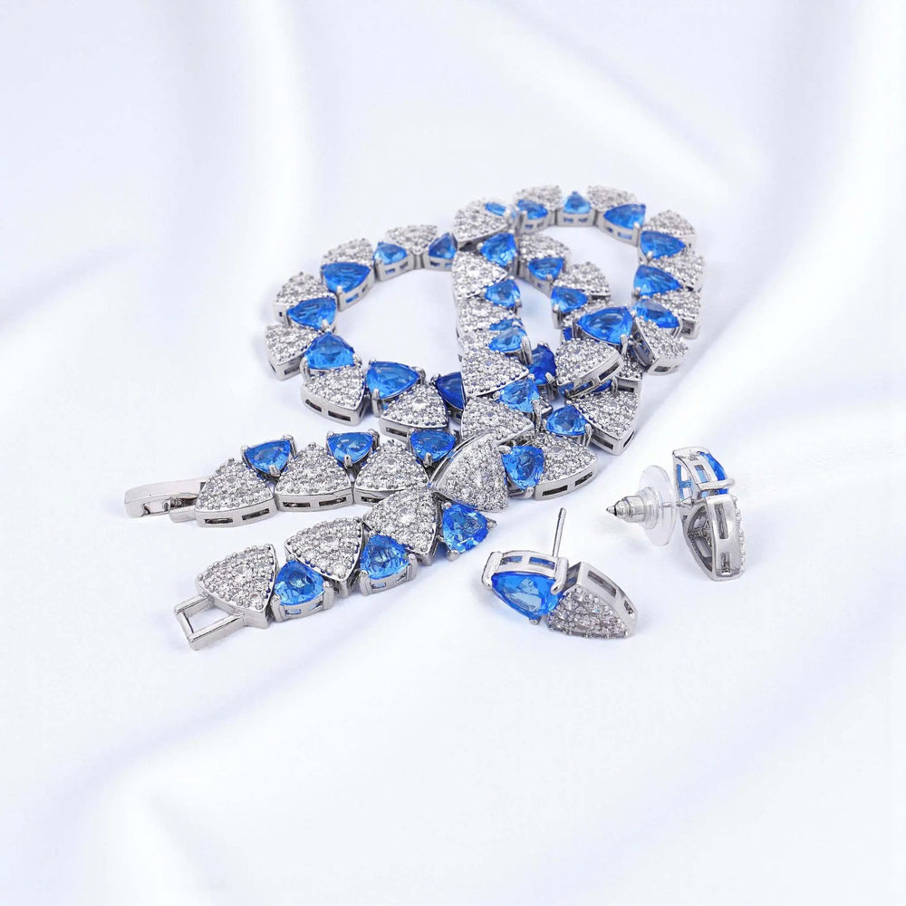 
                      
                        Zilverkleurige collier en oorbellen met blauwe zirkonia stenen  Victoria Valenza
                      
                    