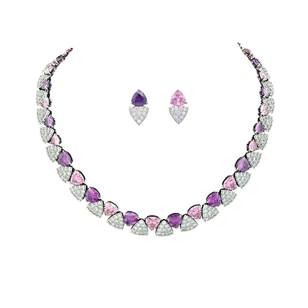 
                      
                        Zilverkleurige collier en oorbellen met paarse en roze zirkonia stenen  Victoria Valenza
                      
                    