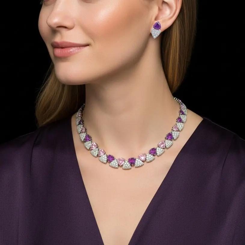 Zilverkleurige collier en oorbellen met paarse en roze zirkonia stenen  Victoria Valenza