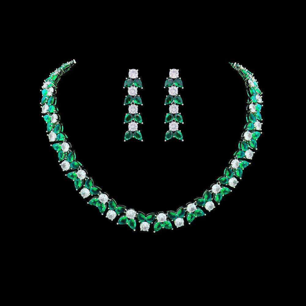 Zilverkleurige collier en oorbellen met groene zirkonia stenen  Victoria Valenza