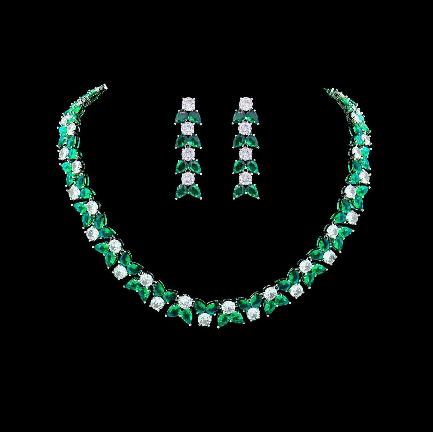 Zilverkleurige collier en oorbellen met groene zirkonia stenen  Victoria Valenza