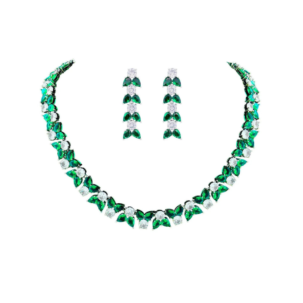 
                      
                        Zilverkleurige collier en oorbellen met groene zirkonia stenen  Victoria Valenza
                      
                    